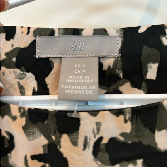 Beautiful satin dress beige and green pattern. Boat collar size Small - Picture 4 of 5